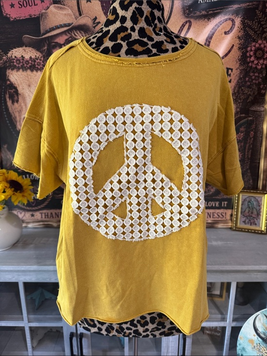 Umgee Tops - NWT UMGEE Oversized Mustard Peace Sign Crochet Applique Tee Sz Med